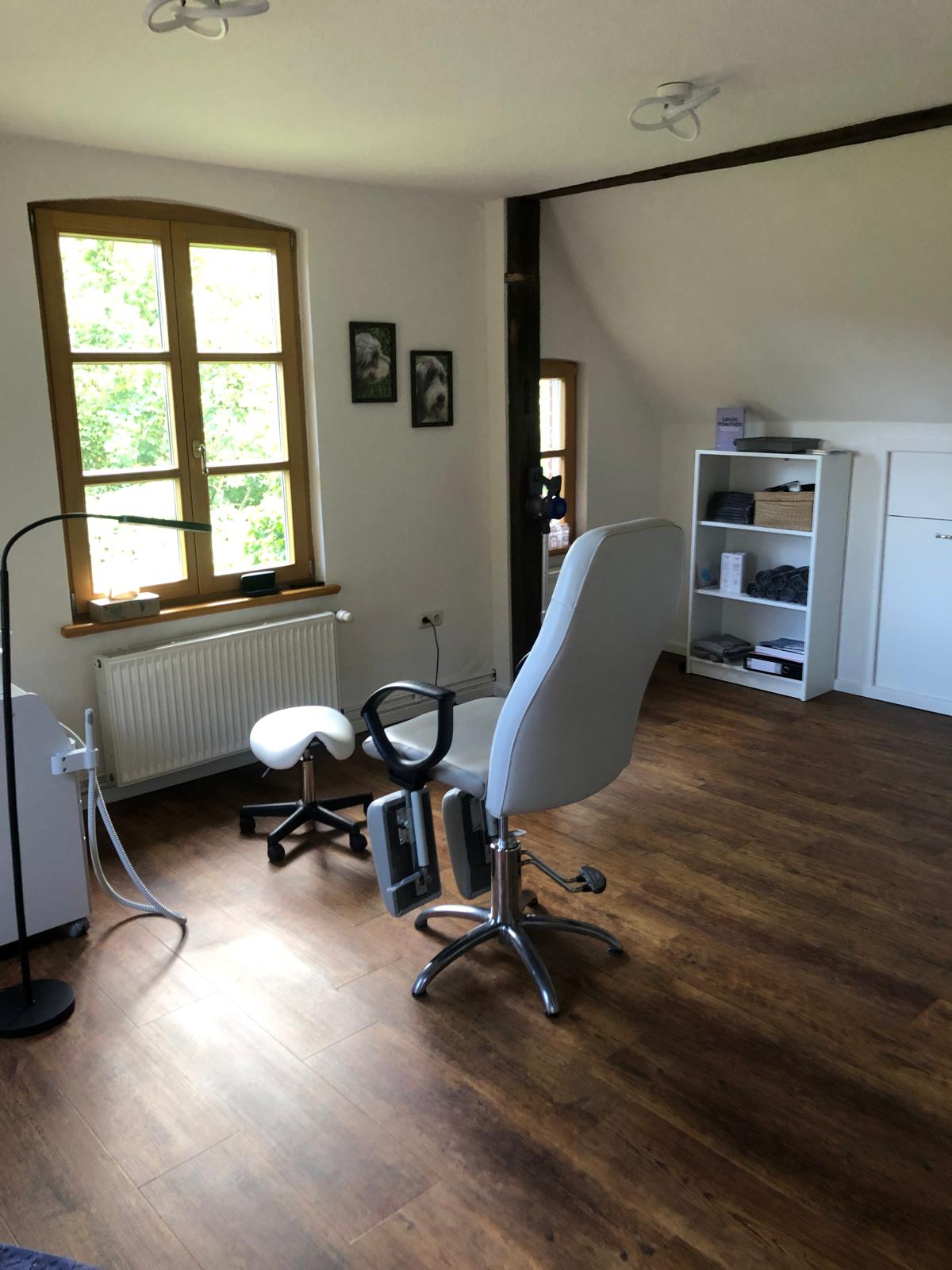Behandlungsstuhl im hellen Praxisraum