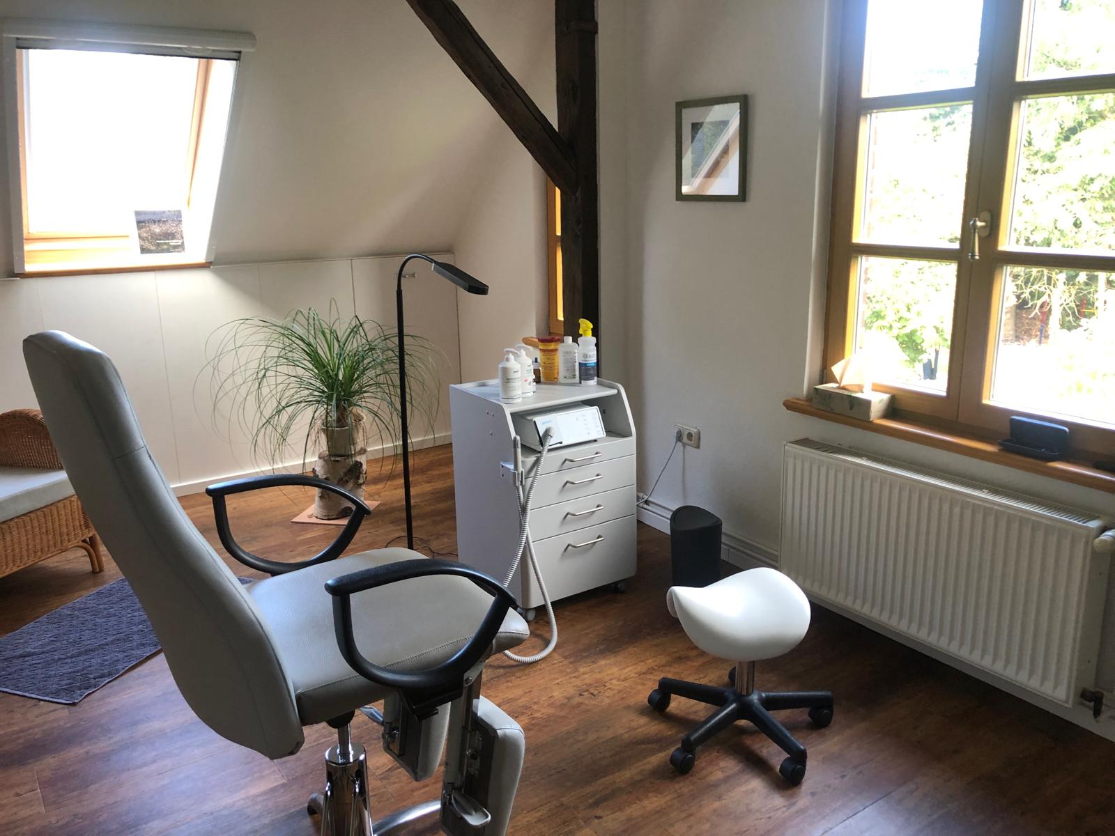 Arbeitsbereich mit Pflegeprodukten